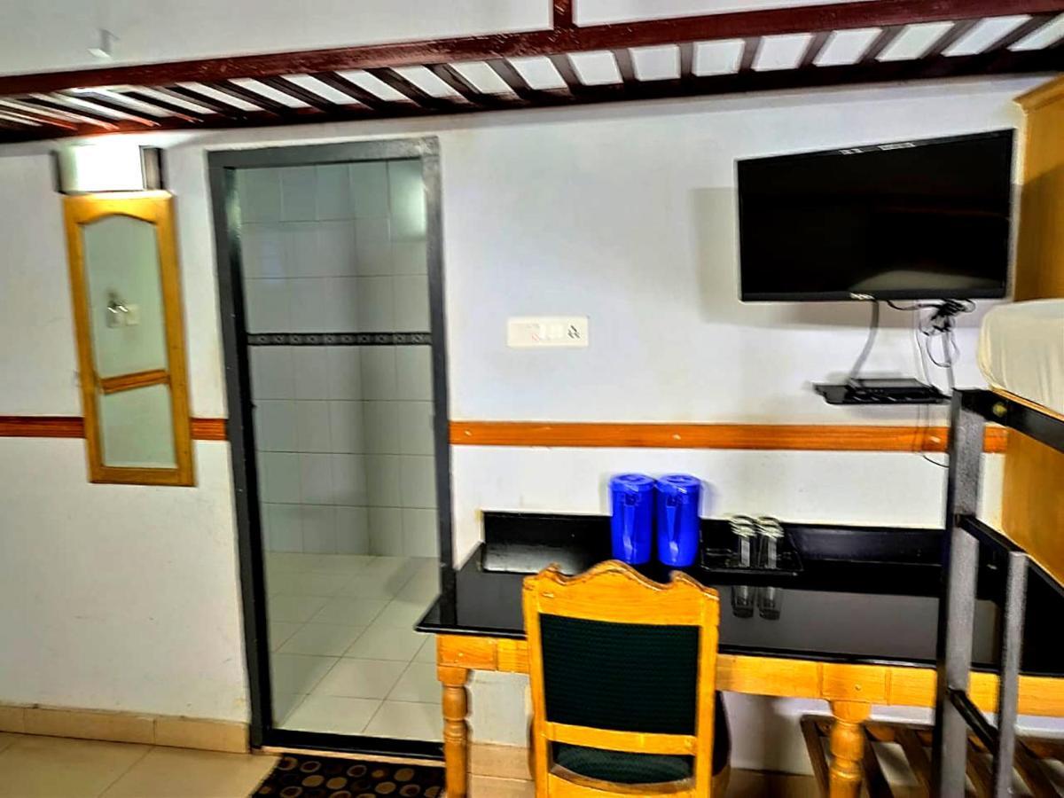 Hotel Maple Regency Kochi Exterior photo