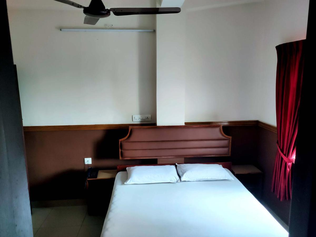 Hotel Maple Regency Kochi Exterior photo